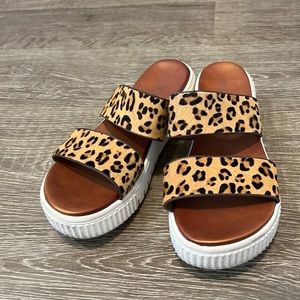 Mia platform sandals sz 8 leopard print